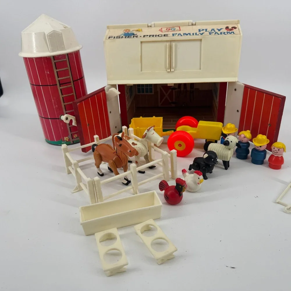Fisher-Price Play Family Farm‎ 915 Vintage Little People Set Red Multicolor